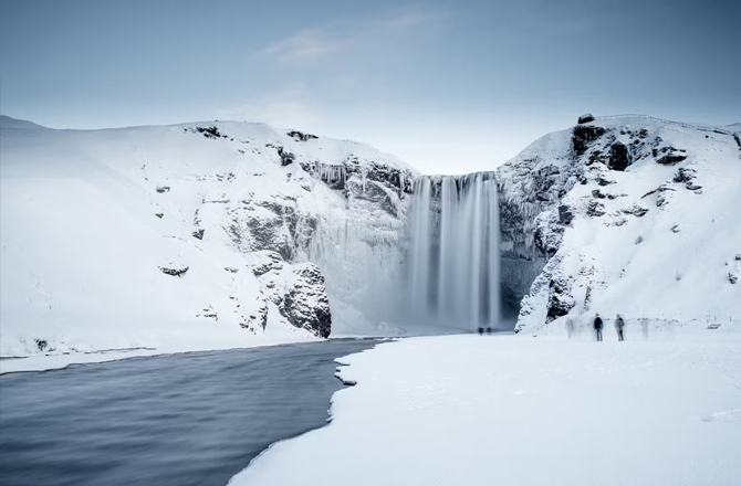 اسکوگافوس فالـس (Skogafoss Falls): یہ جنوبی آئس لینڈ کے مشہور دریا اسکوگا پر واقع ہے۔ اس کی بلندی ۶۰؍ میٹر ہے۔ سورج کی روشنی میں اس آبشار کے قریب ۲؍ قو س قزح بنتی ہیں۔ مقامی افراد کا کہنا ہے کہ برسوں پہلے ایک جنگجو نے آبشار کے عقب میں واقع غار میں خزانوں کے صندوق چھپائے تھے، جن کی تلاش اب بھی جاری ہے مگر کوئی بھی شخص اسے ڈھونڈنے میں کامیاب نہیں ہوسکا ہے۔